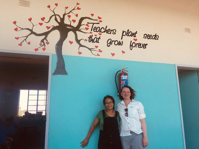 Victoria Hollmann mit der Schulleiterin der St. Patrick's Primary School 